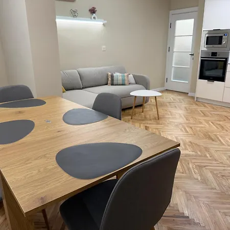 Cozy Cathedral Corner - 2 Mins Walk From The Main Pedestrian Street Daire *